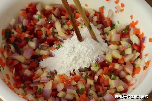 做法|1个洋葱，3个鸡蛋，手不沾面，10分钟搞定全家早餐，比手抓饼好吃