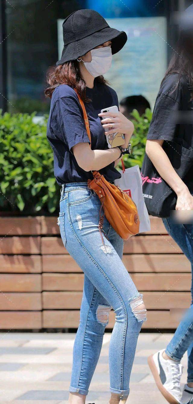 采用的|优雅的连衣裙装扮展现女性简洁气质，秀出迷人自我，活力满满