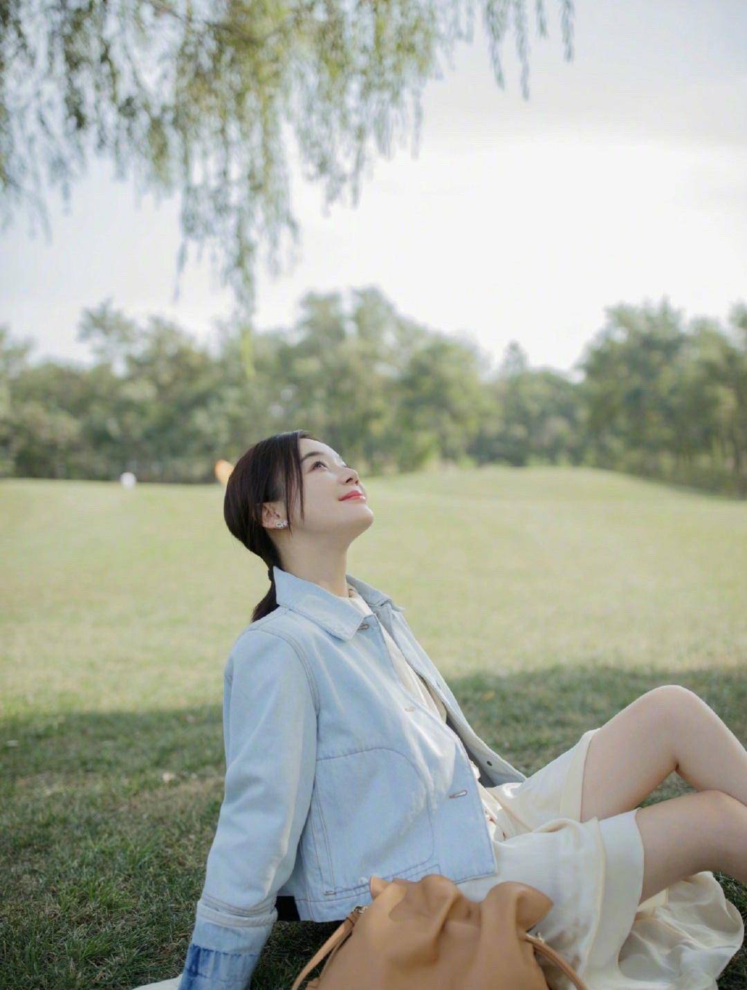 服装|袁姗姗衣品好到爆,穿“塑料”衬衣配黑直锁骨发,清纯又迷人