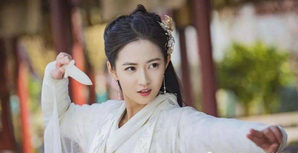 发髻|如今女主古装造型有多敷衍！一根簪子一个花环，还不如以前的丫鬟