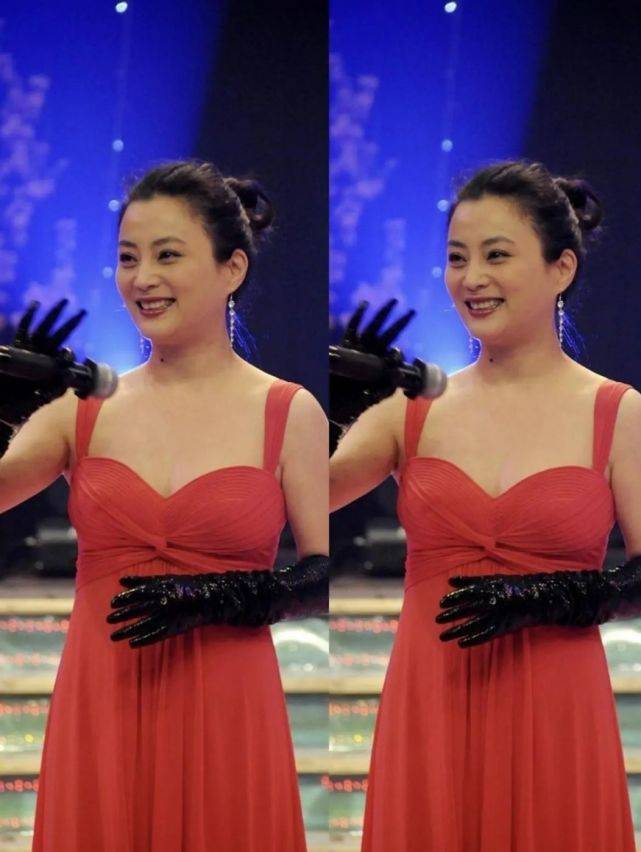 身材|58岁李玲玉真敢穿，穿一身大红裙参加活动，秀出事业线完全没赘肉