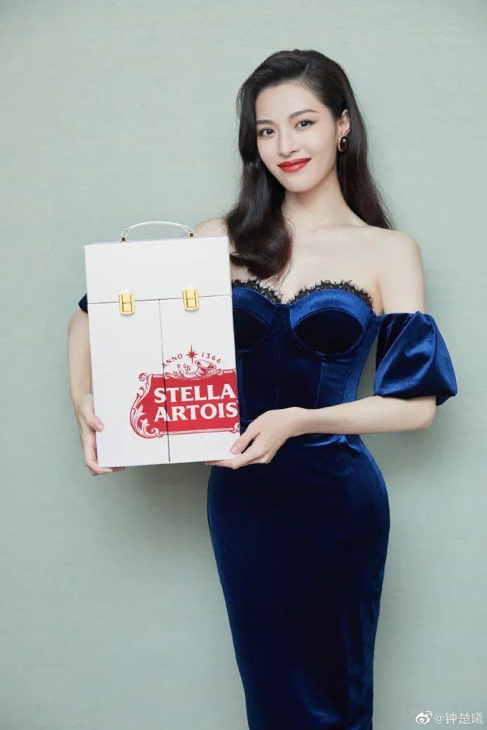 时代|钟楚曦穿紫色抹胸长裙太美艳！雪肤玉貌魅力不可小觑