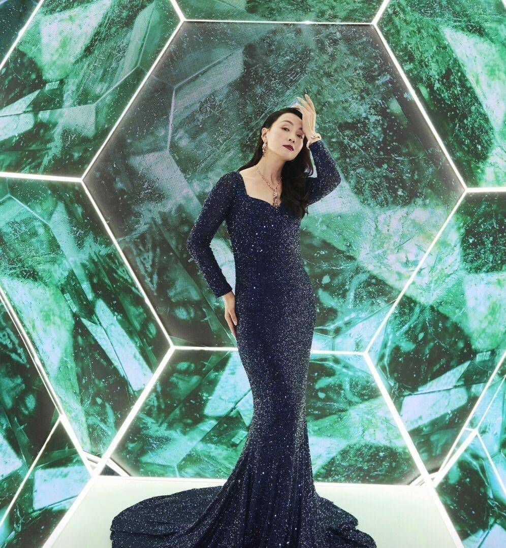 身材|真正见过大场面的女人，很少会穿裙子配打底裤，看陶虹你就知道了