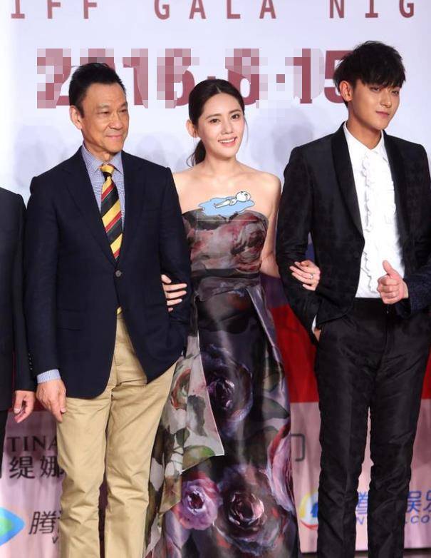 黑色|于晓光真是赚到了，秋瓷炫一袭黑裙显气质，看起来一点都不老