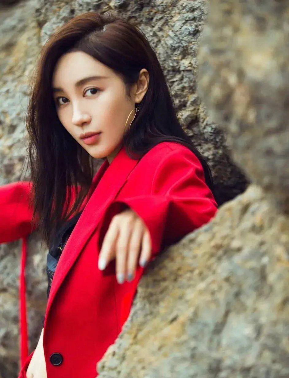 Tian|李菲儿的“花瓶胯”真让人着迷，满当当的“女人味”，谁看都心动