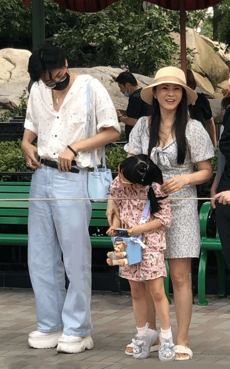 分析|伊能静5岁女儿好洋气，穿红花衣配绿裙子，奇奇怪怪却很可爱
