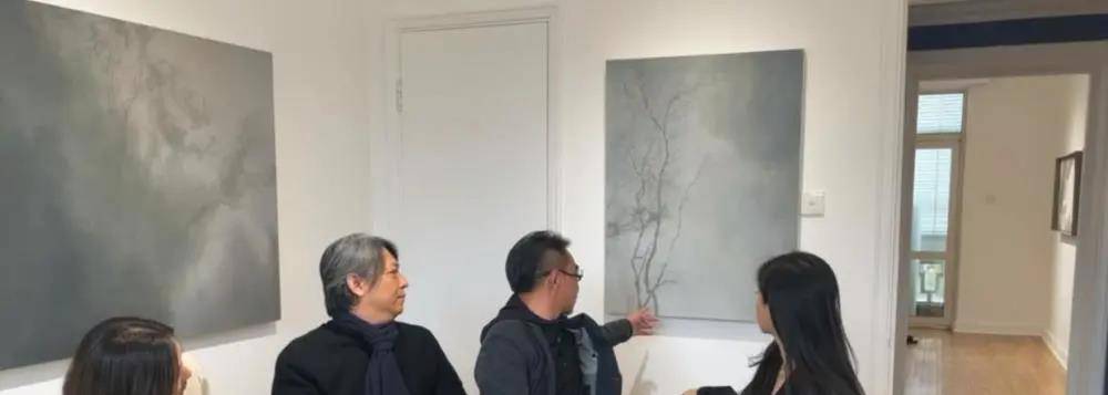 朱珠|朱珠“孕肚”太明显，换平底鞋双手频频捧腹，动作小心翼翼显孕相