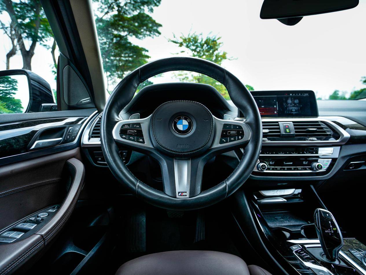 内饰部分,由于2021款车型尚未完成最新换代,因此宝马x3依旧沿用了"