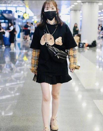 整体|马蓉风格大变样，男友T恤配短裙似少女，一身名牌生活不错