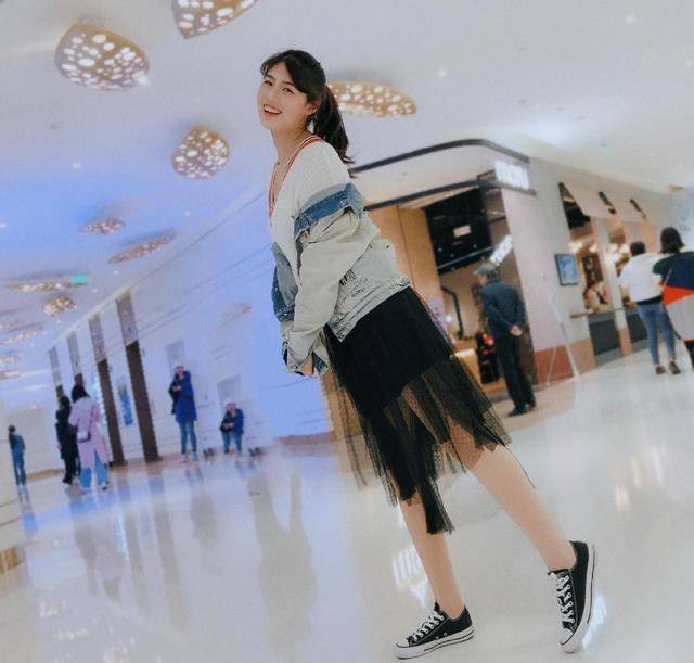 四枚|“四枚奖牌”得主张雨霏，穿小香风套裙秀美腿，比冠军光环还耀眼