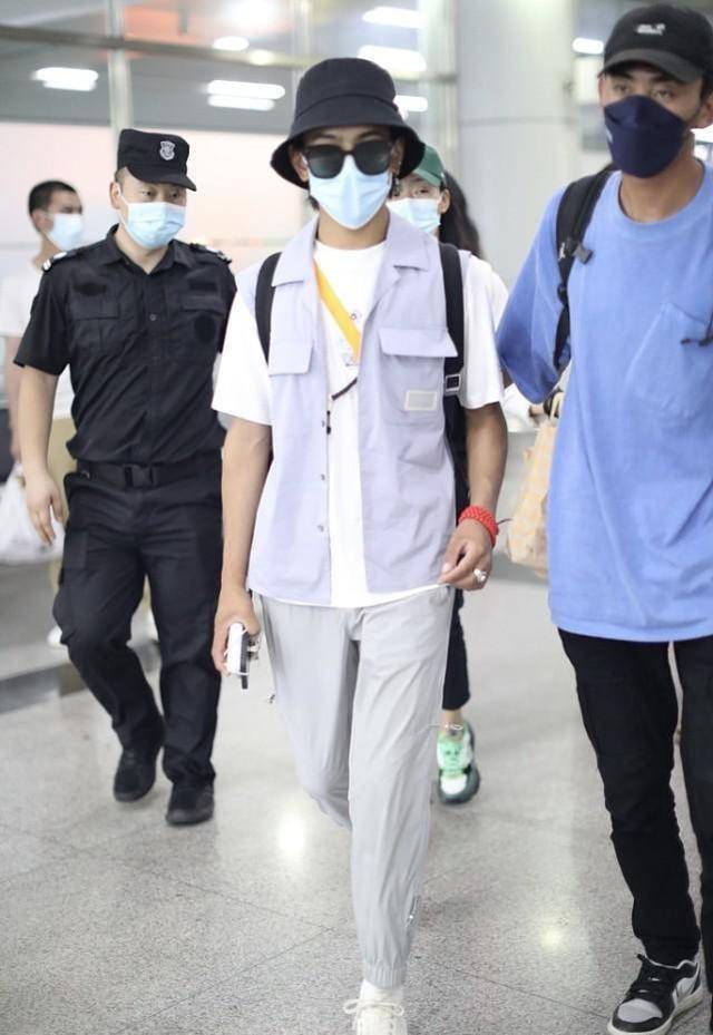 马甲|丁真穿潮装原来这么帅，工装马甲配束脚裤，潮流感不输流量明星