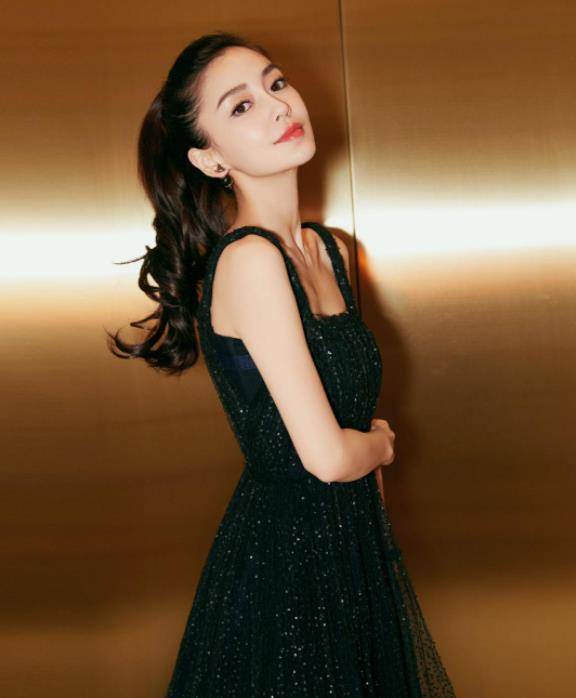 身材|金晨迪丽热巴穿吊带裙“撞衫”，一个秀温柔气质，一个用身材制胜