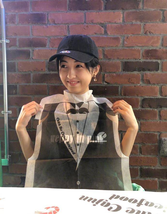 耳环|张子枫衣品真欣赏不来，个性独特的鬼马少女风，比真人秀里还抢镜
