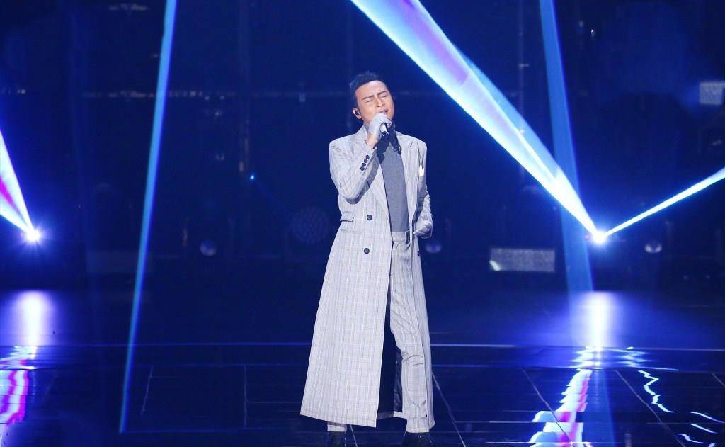 挺阔|陈志朋真厉害，穿大衣紧身衫秀小腰，把“乖乖虎”苏有朋都比下去