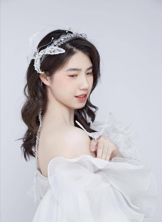 四枚|“四枚奖牌”得主张雨霏，穿小香风套裙秀美腿，比冠军光环还耀眼