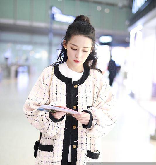 黑色|穿格纹大衣的李沁，清纯可人没想到脸上的浓妆太出镜了