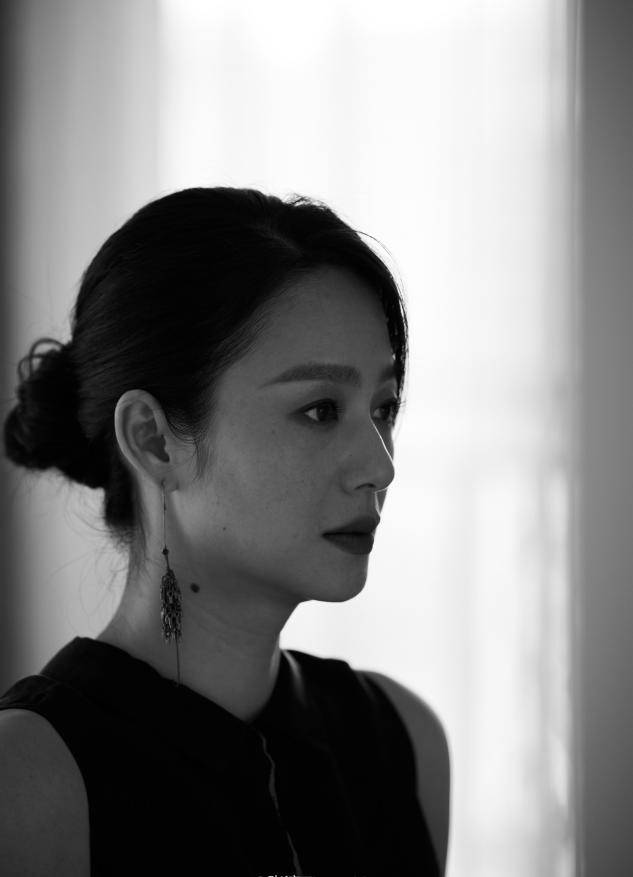 个性|42岁周韵氛围感太绝了，随便穿身白衬衫出镜，都盖不住文艺范儿