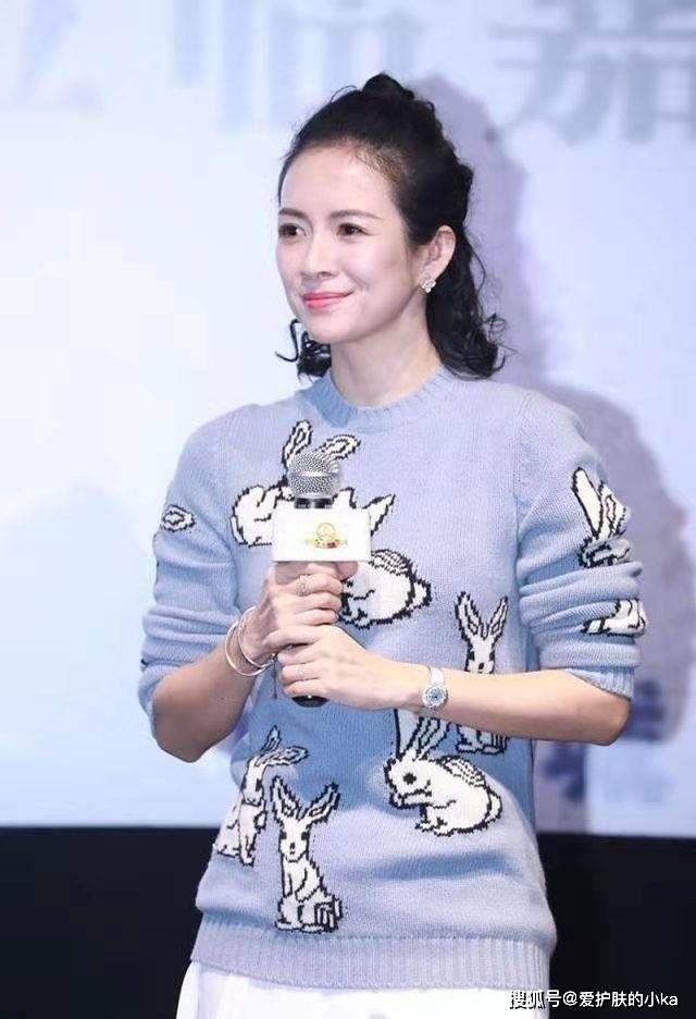毛衣|章子怡也有可爱的一面，穿兔子毛衣好青春，气质温柔不见影后气场