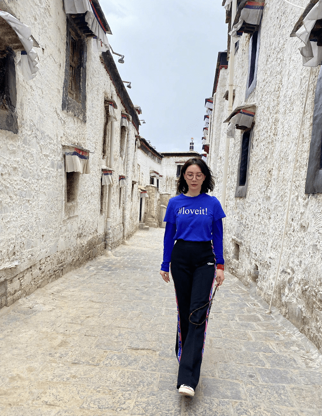 颜色|论色彩驾驭力我只服陈数，克莱因蓝配黑色穿得优雅，私服不输气质