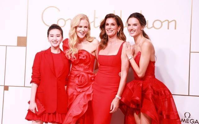 蓝色|刘诗诗与外国女明星合影，就算身高不够，但气场没输，替她捏把汗