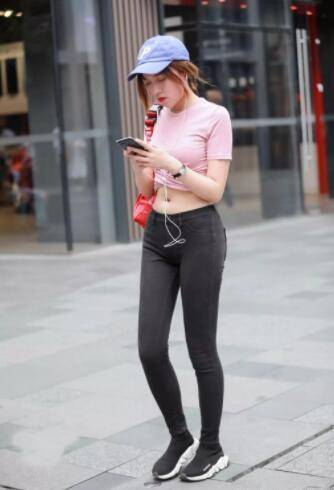黑色|美女爱逛街，苗条身材穿打底裤更时尚，打造属于你的美
