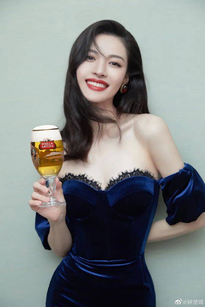 时代|钟楚曦穿紫色抹胸长裙太美艳！雪肤玉貌魅力不可小觑