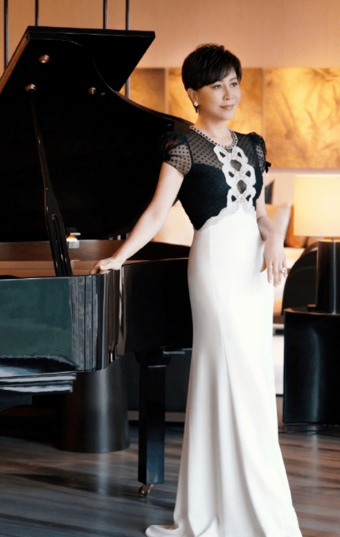 显得|刘嘉玲造型也翻车？黑色外套配红色连体裤高级洋气，胯宽太真实