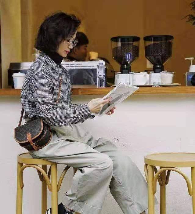 帆布鞋|女人50岁以后，夏天少穿运动鞋，学三木妈妈这样穿，减龄显气质