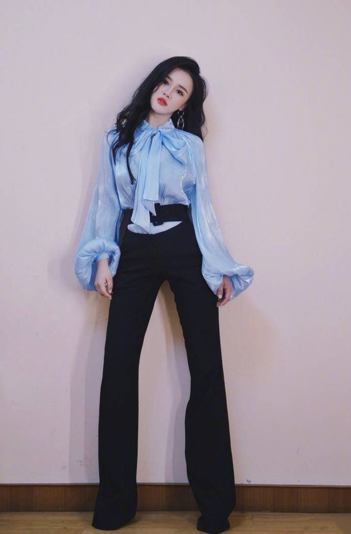 原创冉莹颖为了显腿长裤子提那么高裤脚包住高跟鞋太有心机了