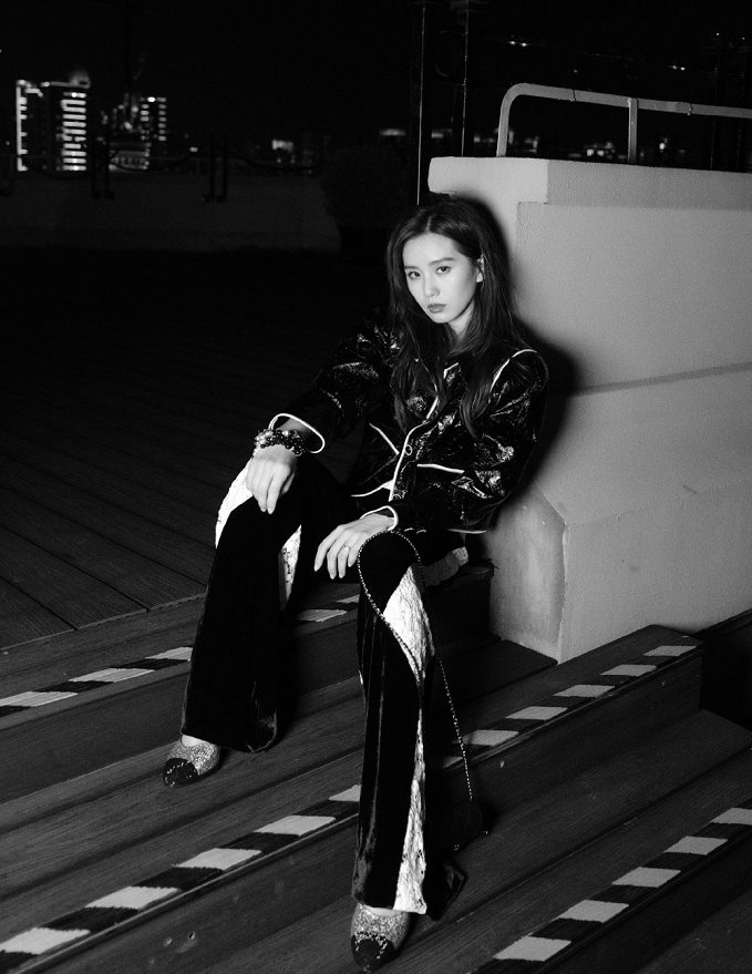 蓝色|刘诗诗与外国女明星合影，就算身高不够，但气场没输，替她捏把汗