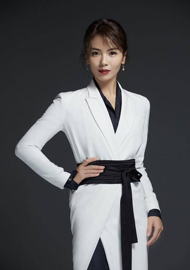 黑色|女人过了50岁，出门少穿这3种“装嫩色”，显胖俗气还掉价