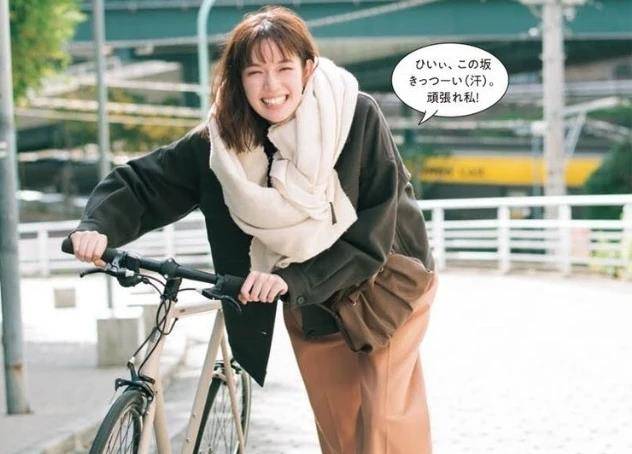 显得|戴围巾时，别乱“圈在脖子上”，瞧瞧这6种围巾戴法，照着戴准美