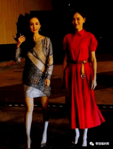 设计|唐嫣牵手杨幂出席活动，唐嫣穿红裙吸人眼球，杨幂大长腿很美