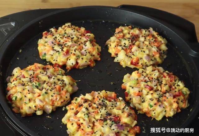 做法|1个洋葱，3个鸡蛋，手不沾面，10分钟搞定全家早餐，比手抓饼好吃