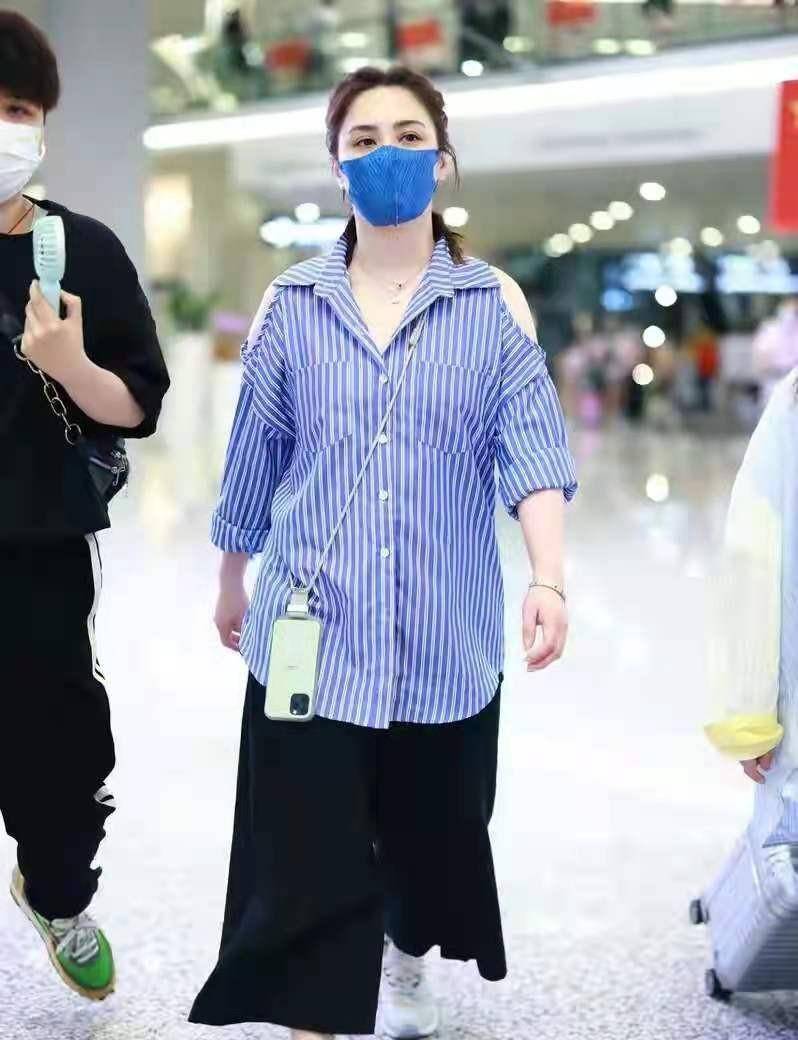 西裤|40岁阿娇离婚后身材发福，穿宽松衬衫搭阔腿裤不显瘦，气质似路人