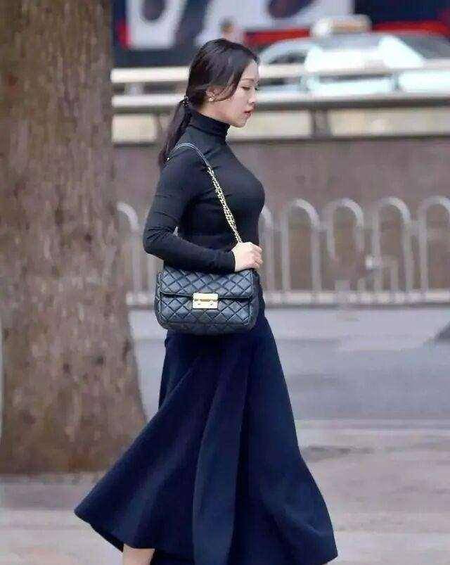 林忆莲|高贵优雅的打底裤装扮更添清纯美感，显得身材修长迷人，凸显线条