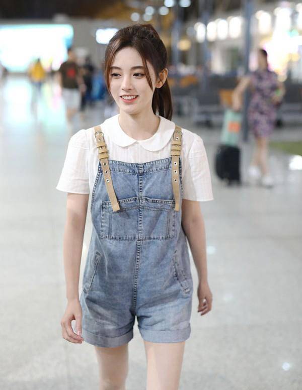 黑色|鞠婧祎虽然身材娇小,但这比例真让人羡慕,穿短裙露大长腿太迷人