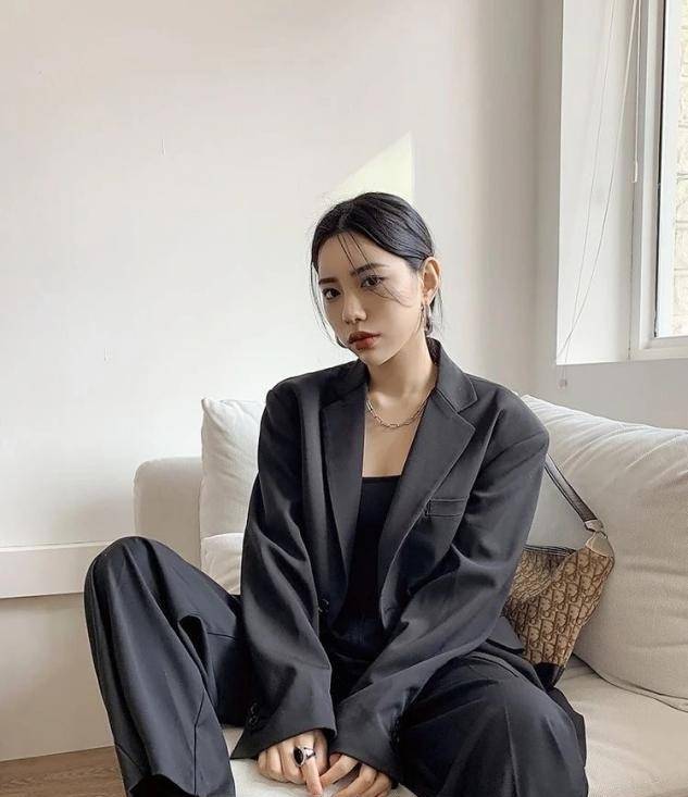 颜色|会穿的女人很少选阔腿裤了，今年流行的是“吸烟裤”，显瘦又显高