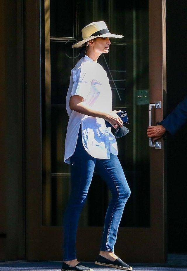 满中来|伊万卡穿白色衬衣搭牛仔帽,身材高挑,气质清新又迷人