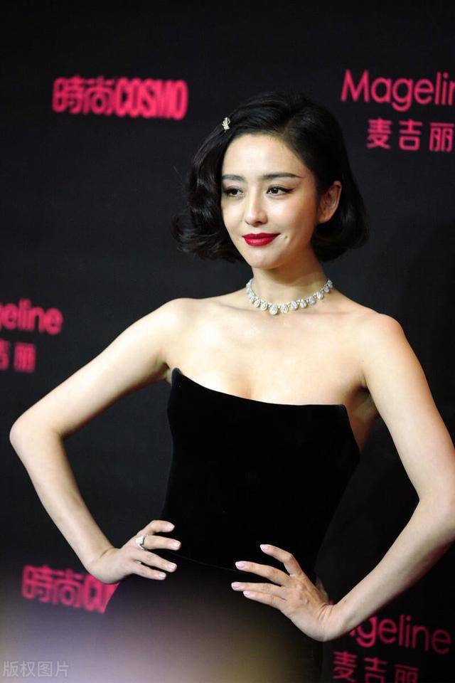 黑色|佟丽娅才是“人间尤物”，穿黑色丝绒抹胸裙优雅高贵，摩登复古