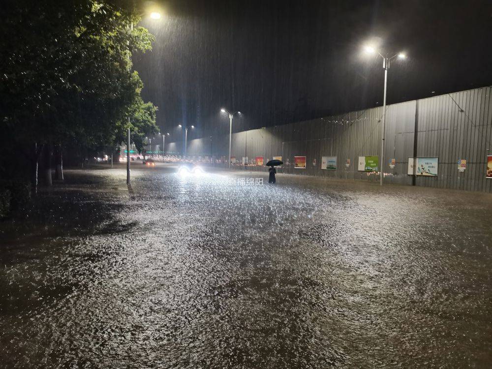 直讯:大雨致城区多条道路积水 请司机小心慢行