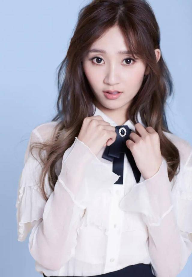 原创魏小也时尚写真天然面孔穿上白色雪纺衫超美少女感十足