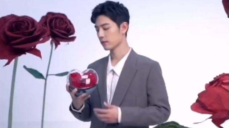 广告|肖战Roseonly拍摄花絮公开 被玫瑰围绕的迷人绅士