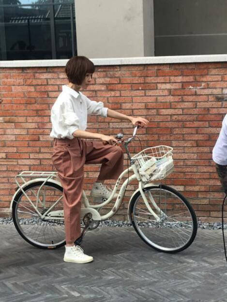 身材|鲁豫穿西装打领带干练出行，见粉丝摘口罩营业气质迷人，又飒又A