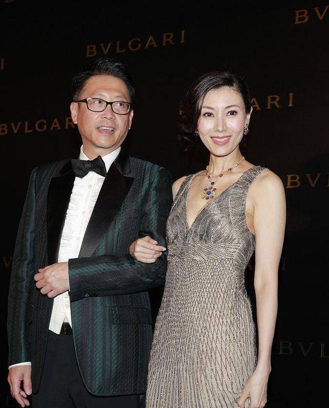 魅力|50岁李嘉欣与老公同框，穿露背礼服裙S身形尽显，不愧是豪门阔太