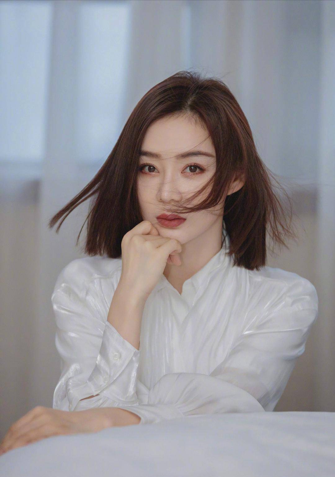 服装|袁姗姗衣品好到爆,穿“塑料”衬衣配黑直锁骨发,清纯又迷人