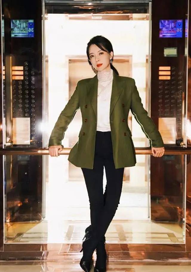 整体|奔四的女人尽量不要风衣配打底裤,学陈数这样穿,谁穿谁好看