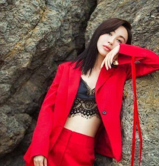 Tian|李菲儿的“花瓶胯”真让人着迷，满当当的“女人味”，谁看都心动