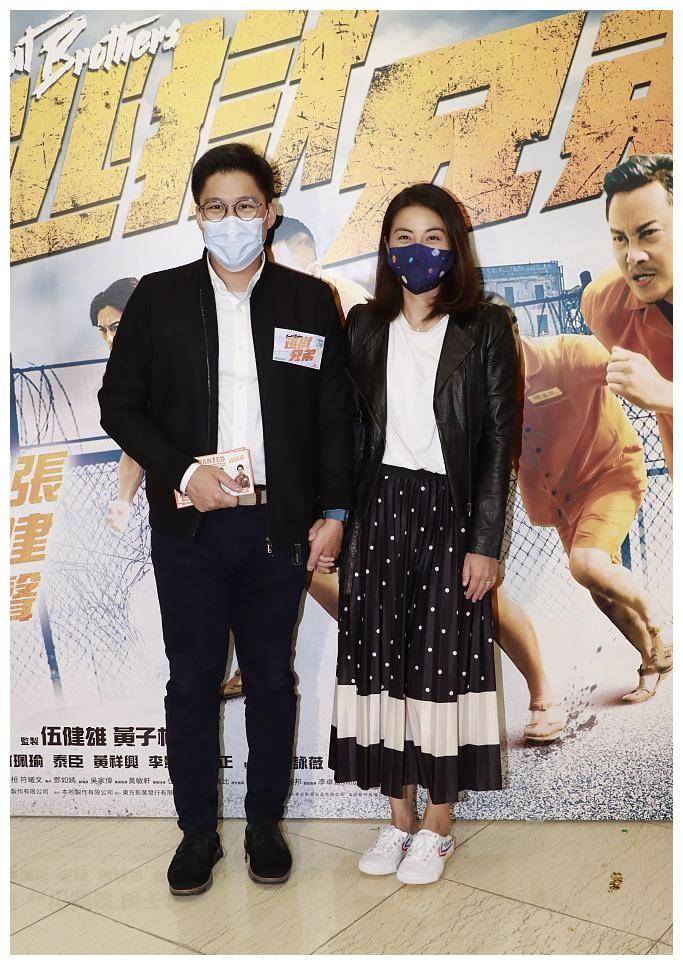 郭晶晶|郭晶晶晒得好黑，一家现身她口罩和脸一个色，女儿俏皮踩妈妈脚丫