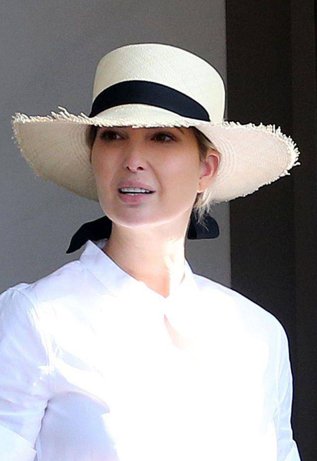 满中来|伊万卡穿白色衬衣搭牛仔帽,身材高挑,气质清新又迷人
